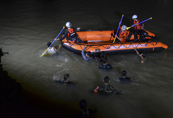 نزهة مدرسية تتحول لمأساة.. غرق 11 طفلا في نهر في إندونيسيا صورة رقم 7