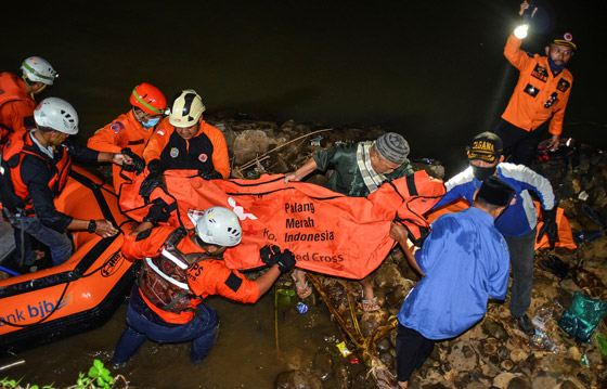 نزهة مدرسية تتحول لمأساة.. غرق 11 طفلا في نهر في إندونيسيا صورة رقم 8