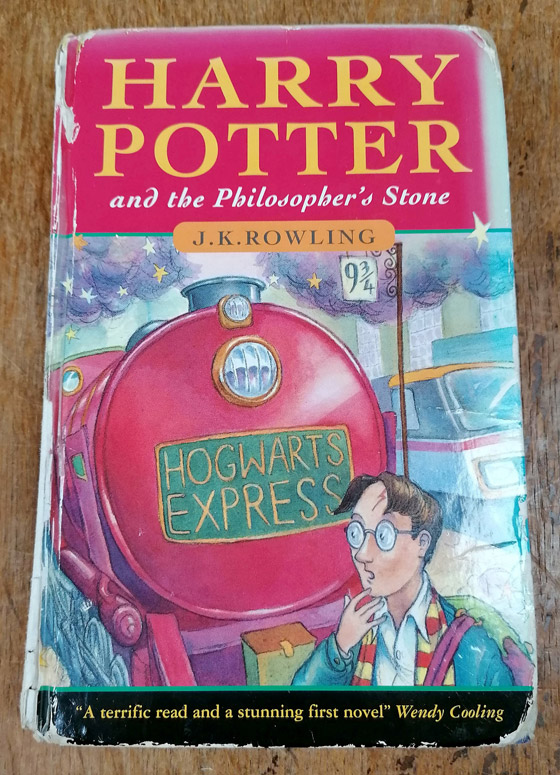 هاري بوتر الحقيقي يبيع الطبعة الأولى من الكتاب المشهور حول هاري بوتر صورة رقم 3