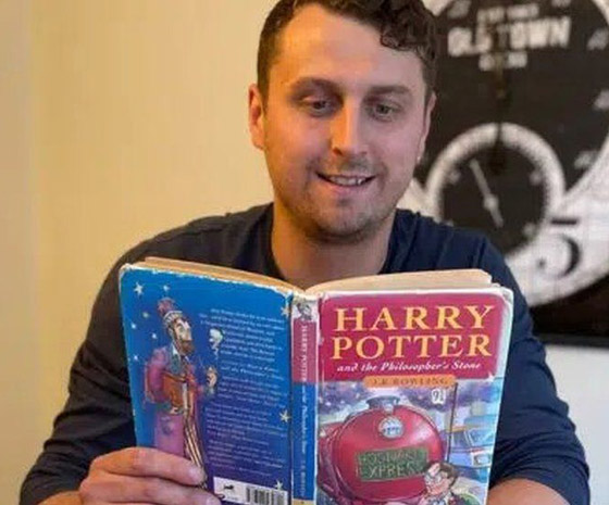 هاري بوتر الحقيقي يبيع الطبعة الأولى من الكتاب المشهور حول هاري بوتر صورة رقم 6