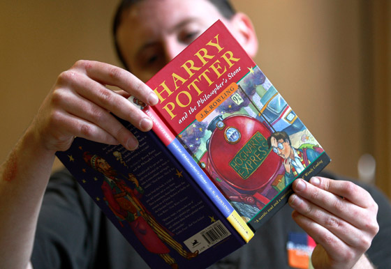هاري بوتر الحقيقي يبيع الطبعة الأولى من الكتاب المشهور حول هاري بوتر صورة رقم 7