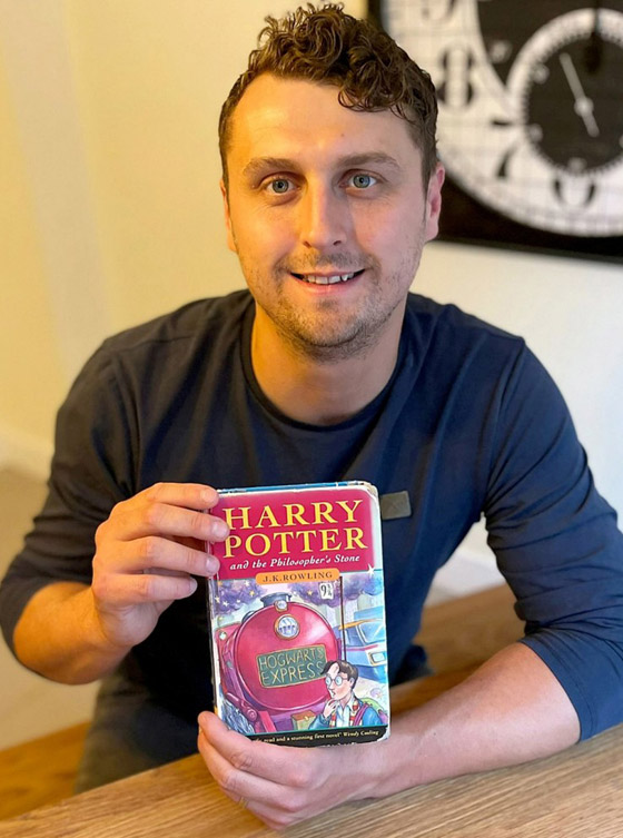 هاري بوتر الحقيقي يبيع الطبعة الأولى من الكتاب المشهور حول هاري بوتر صورة رقم 11