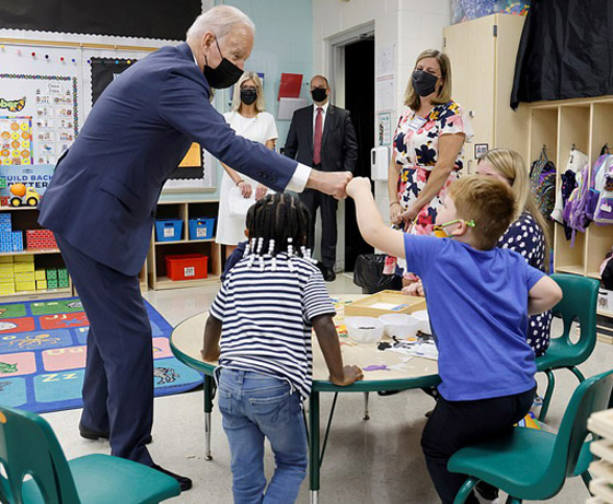 طفلة بمدرسة تطالب الرئيس بايدن بالعودة للبيت الأبيض لأن لديه عمل! فيديو صورة رقم 10