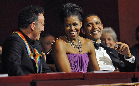 أوباما يكشف عن نصيحة غريبة لزوجته.. طالبته بمرافقة مغني لأنه مضطرب صورة رقم 5