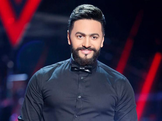 فيديو: تامر حسني وموقف طريف على المسرح: أخذ هاتف معجب وردّ على المتصل بخفة دم! صورة رقم 4