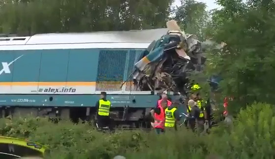 فيديو: قتلى وعشرات المصابين بحادث تصادم بين قطارين في تشيكيا صورة رقم 8