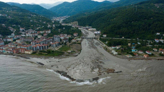 بالصور.. سيول تدمر بلدات تركية وتقتل العشرات صورة رقم 6