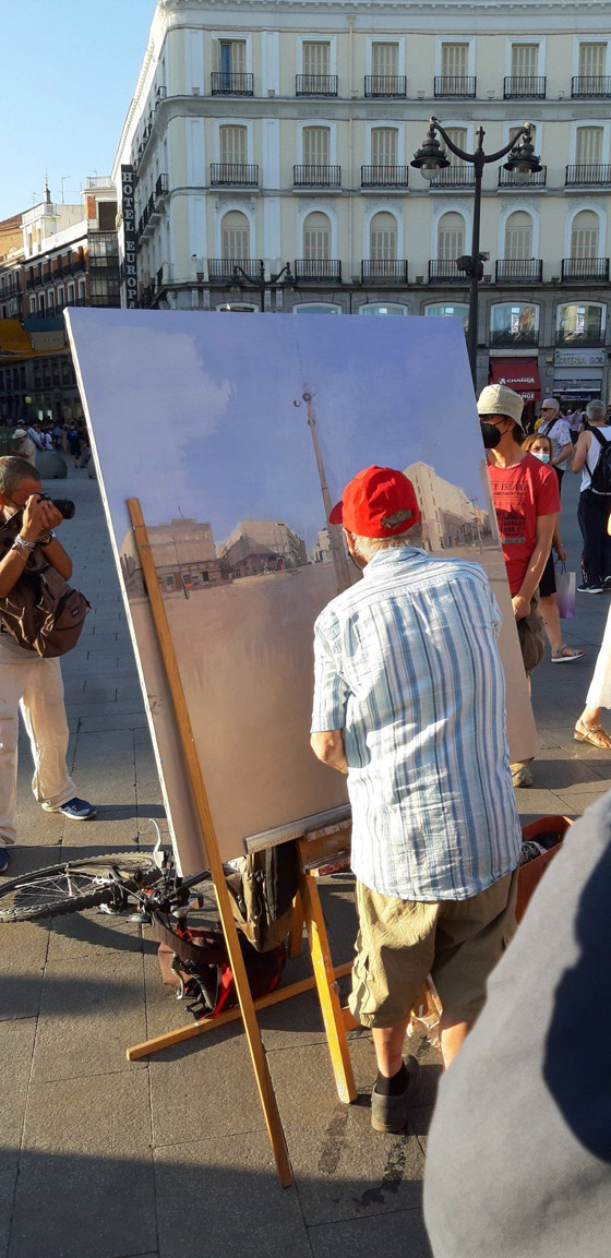 صور:تزاحم عشاق الفن لمشاهدة رسومات الفنان أنطونيو لوبيز فى ساحة مدريد صورة رقم 4