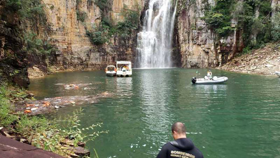 بالفيديو.. عشرات الضحايا بعد سقوط جدار صخري على رؤوس سياح صورة رقم 2