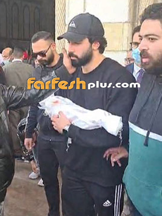 فيديو وصور مؤثرة: انهيار الفنان حازم إيهاب أثناء تشييع جثمان طفله الرضيع صورة رقم 14