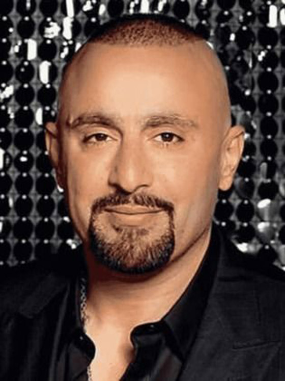 فيديو أحمد السقا يفاجئ جمهوره ويقود عربة بحصان في شوارع القاهرة صورة رقم 1