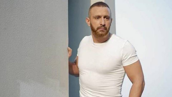 فيديو أحمد السقا يفاجئ جمهوره ويقود عربة بحصان في شوارع القاهرة صورة رقم 4