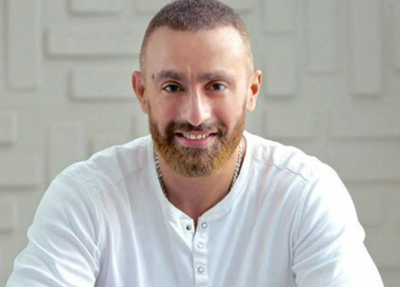 فيديو أحمد السقا يفاجئ جمهوره ويقود عربة بحصان في شوارع القاهرة صورة رقم 10