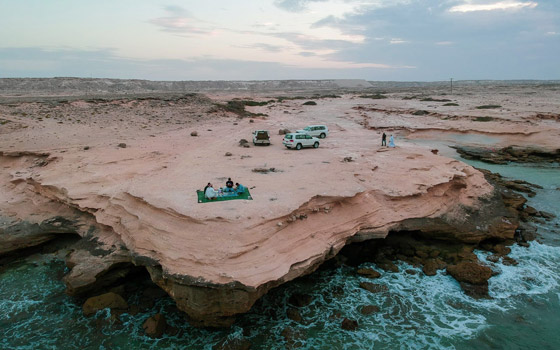 مشهد إفطار رمضاني ساحر فوق جرف مطل على الأمواج بسلطنة عمان.. صور صورة رقم 4