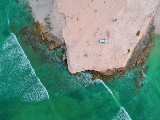 مشهد إفطار رمضاني ساحر فوق جرف مطل على الأمواج بسلطنة عمان.. صور صورة رقم 5