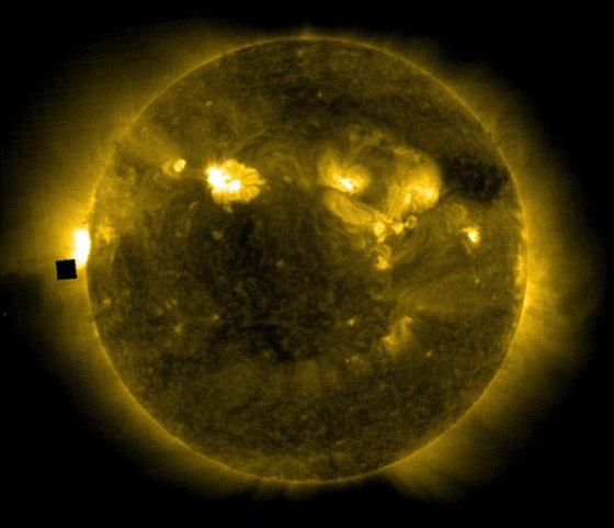 جسم غامض يمر قرب الشمس.. ومروجو نظرية المؤامرة يقدمون تفسيرا صورة رقم 3