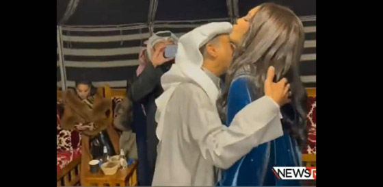 فيديو أحلام مع فنان شهير يقبلها على كتفها ويتعرضان لهجوم حاد! والجمهور: وين زوجها؟ صورة رقم 3