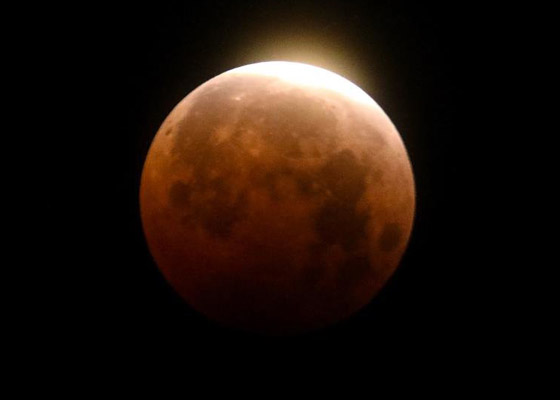 أول خسوف لعام 2022: السماء تتزين بظاهرة القمر الدموي ليلة الغد صورة رقم 2
