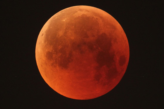 أول خسوف لعام 2022: السماء تتزين بظاهرة القمر الدموي ليلة الغد صورة رقم 3