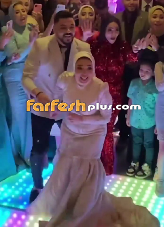 فيديو: مصطفى حجاج يفاجئ أحد متابعيه وعروسه بحضور حفل خطبتهما والغناء لهما صورة رقم 2