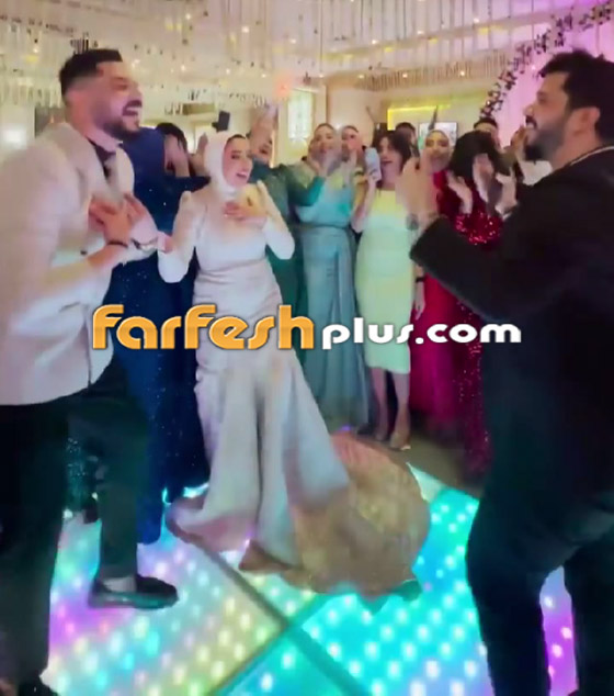 فيديو: مصطفى حجاج يفاجئ أحد متابعيه وعروسه بحضور حفل خطبتهما والغناء لهما صورة رقم 4