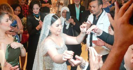 تسريب فيديو صادم من حفل زفاف المطربة بوسي تهدد غاضبة : “عليا الطلاق أبوظ الجوازة دي!