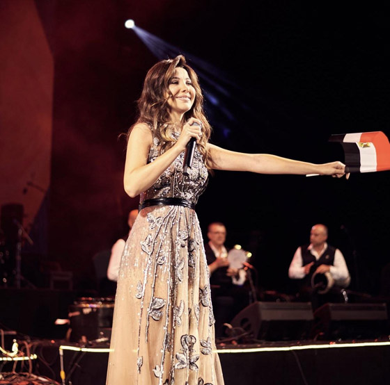 فيديو وصور نانسي عجرم أشعلت الاجواء حفلها الاخير بالقاهرة تركت المسرح لتغني وسط الجمهور  صورة رقم 4