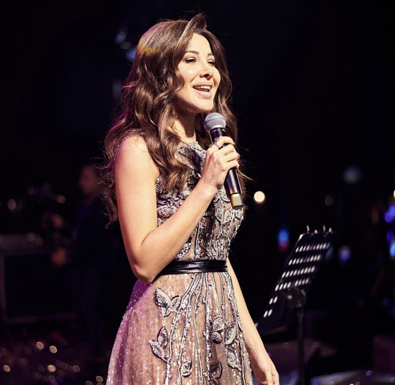 فيديو وصور نانسي عجرم أشعلت الاجواء حفلها الاخير بالقاهرة تركت المسرح لتغني وسط الجمهور  صورة رقم 9