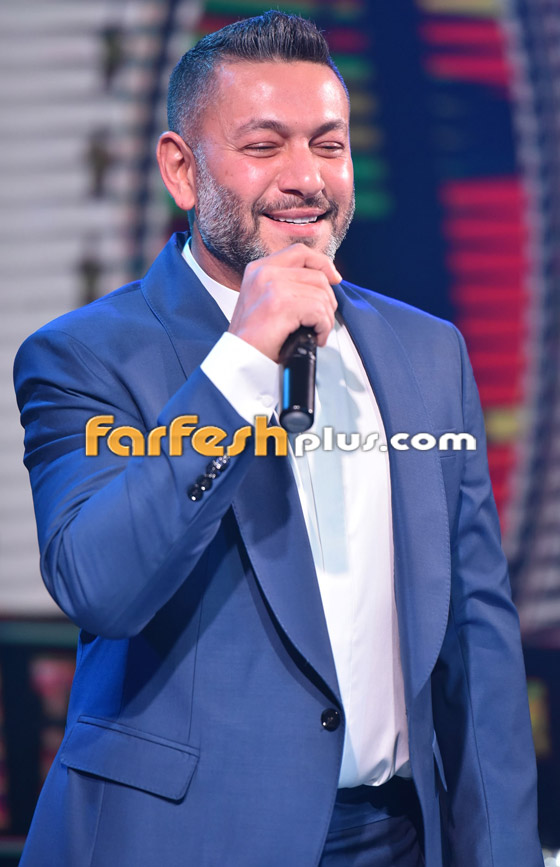 فيديو زياد برجي ينسى كلمات أغنيته على المسرح بعد أن فاجأته مُعجبة حسناء بقبلة على خده صورة رقم 6