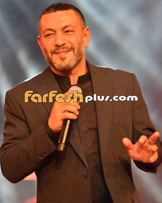 فيديو زياد برجي ينسى كلمات أغنيته على المسرح بعد أن فاجأته مُعجبة حسناء بقبلة على خده صورة رقم 8