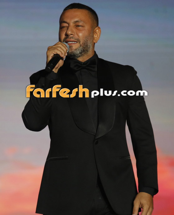 فيديو زياد برجي ينسى كلمات أغنيته على المسرح بعد أن فاجأته مُعجبة حسناء بقبلة على خده صورة رقم 10