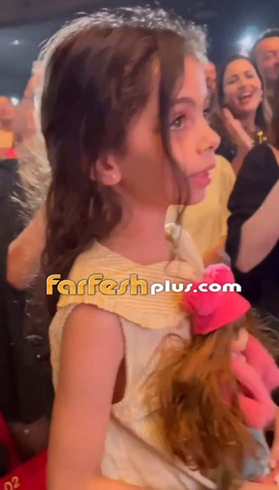 فيديو نانسي عجرم تدعو الجمهور للغناء معها لطفلة على المسرح بمناسبة عيدها صورة رقم 1