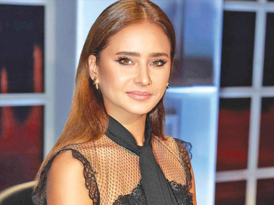 صور نيللي كريم باطلالة غريبة أثارت التساؤلات والسخرية!  صورة رقم 5