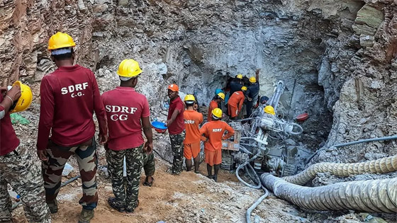 فيديو وصور: إنقاذ طفل هندي علق ببئر بين ثعابين لـ4 أيام.. نجا بأعجوبة! صورة رقم 12