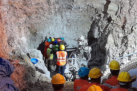 فيديو وصور: إنقاذ طفل هندي علق ببئر بين ثعابين لـ4 أيام.. نجا بأعجوبة! صورة رقم 13