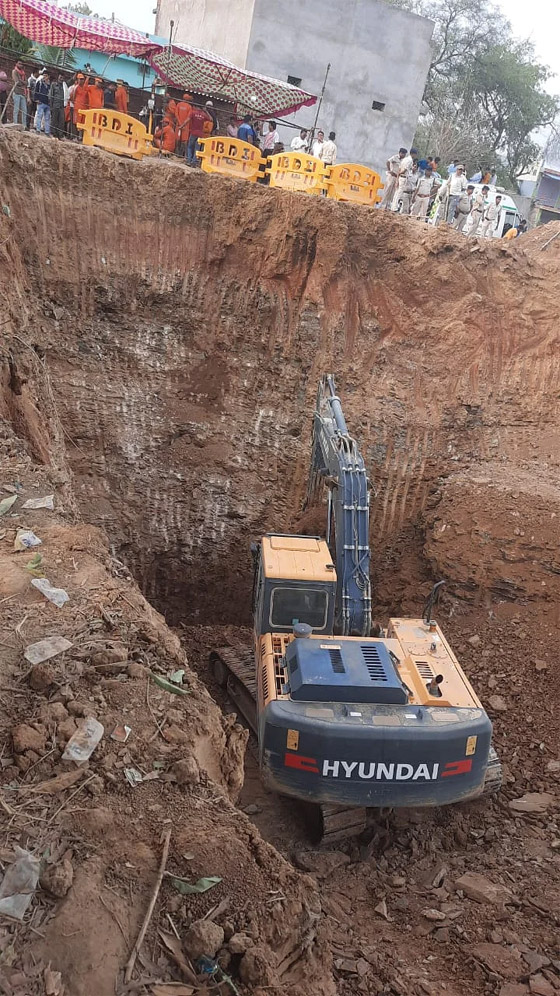 فيديو وصور: إنقاذ طفل هندي علق ببئر بين ثعابين لـ4 أيام.. نجا بأعجوبة! صورة رقم 16