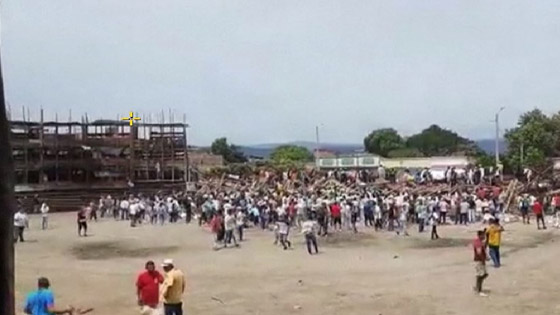 فيديو: قتلى ومئات الجرحى بانهيار منصة مصارعة للثيران بكولومبيا صورة رقم 13