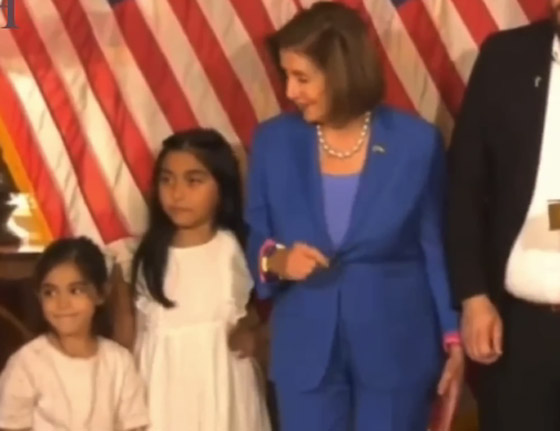 رئيسة مجلس النواب الأمريكي تدفع طفلة بكوعها لتبعدها عنها بالتحايل! فيديو صورة رقم 2