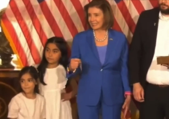 رئيسة مجلس النواب الأمريكي تدفع طفلة بكوعها لتبعدها عنها بالتحايل! فيديو صورة رقم 3