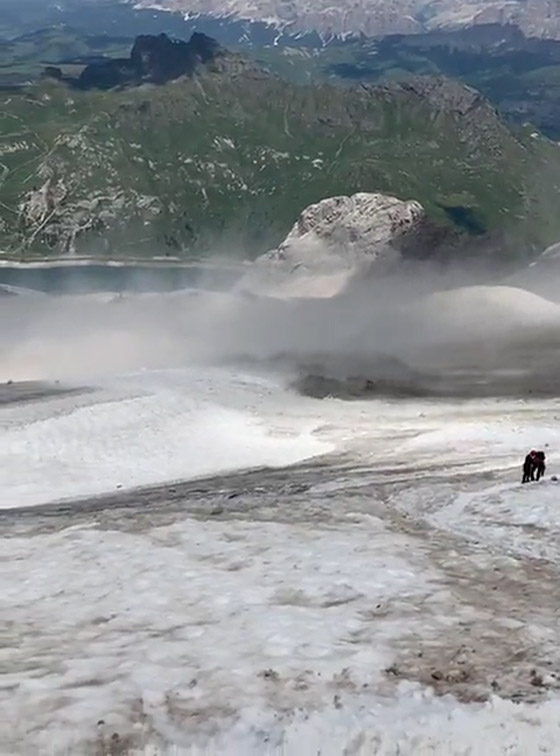 انهيار ثلجي ضخم بجبال الألب في إيطاليا.. أدى لمقتل 8 متنزهين وإصابات صورة رقم 6