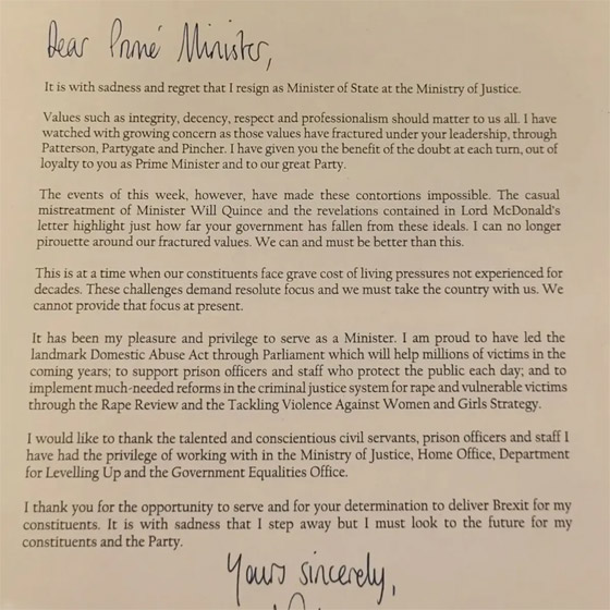 رسائل استقالة قاسية من وزراء جونسون.. والأخير عازم على البقاء بمنصبه صورة رقم 3