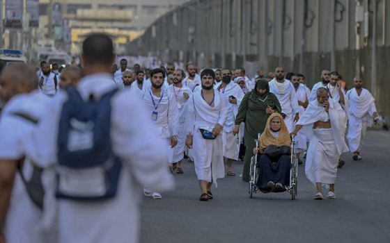 بالفيديو والصور.. الحجاج يتوافدون على عرفات لأداء ركن الحج الأعظم صورة رقم 9