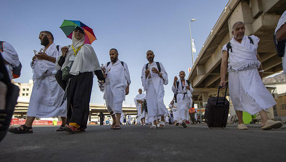 بالفيديو والصور.. الحجاج يتوافدون على عرفات لأداء ركن الحج الأعظم صورة رقم 12