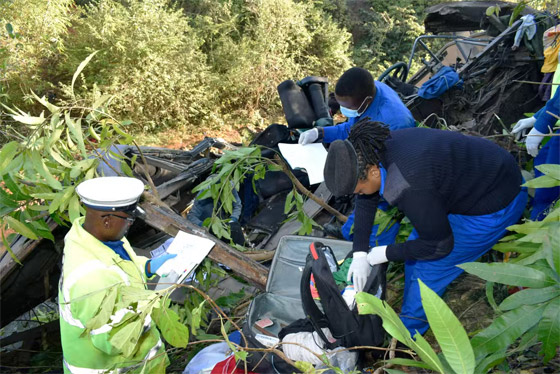 فيديو: مقتل 33 بسقوط حافلة وتحطمها بوادي عميق من أعلى جسر بكينيا صورة رقم 5