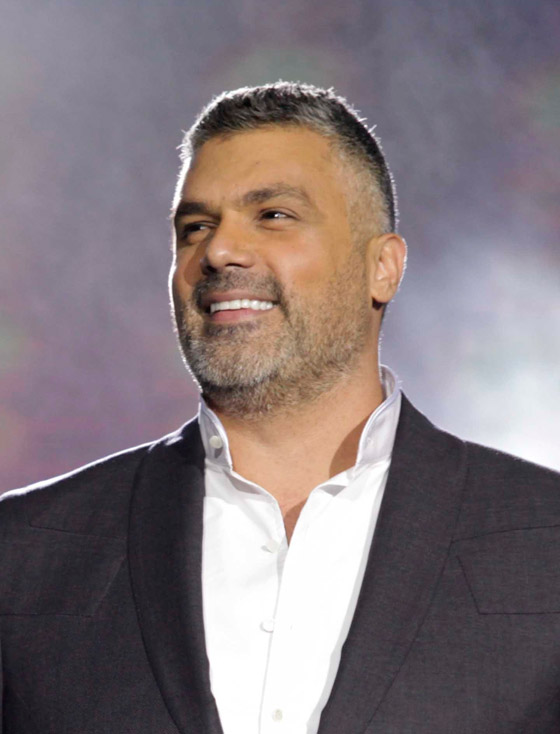 فيديو: فارس كرم يرقص على المسرح 