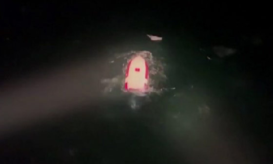 نجاة رجل ستيني بأعجوبة بعدما ظل عالقا 16 ساعة بالمحيط بعد غرق قاربه صورة رقم 7