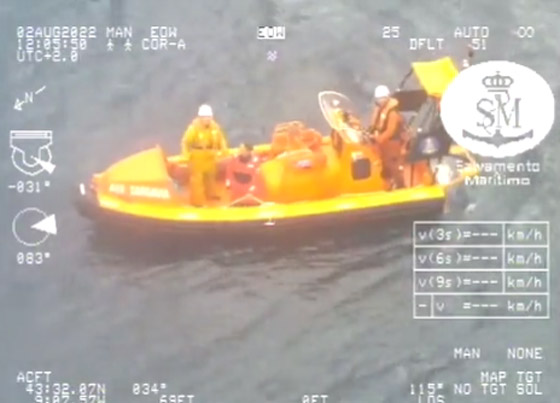 نجاة رجل ستيني بأعجوبة بعدما ظل عالقا 16 ساعة بالمحيط بعد غرق قاربه صورة رقم 8