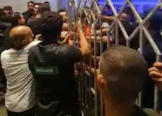 فيديو خناقات الجمهور والمنظمين بحفل عمرو دياب: صراخ واشتباكات بالأيدي!!  صورة رقم 1