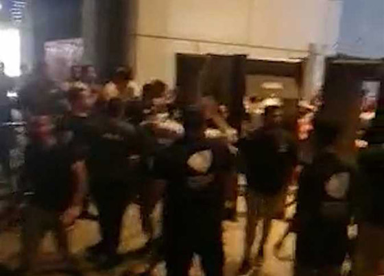 فيديو خناقات الجمهور والمنظمين بحفل عمرو دياب: صراخ واشتباكات بالأيدي!!  صورة رقم 2
