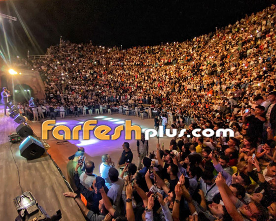 فيديوهات وصور تامر حسني بحفل جرش يمازح الجمهور ويطلب المنسف ويكتشف موهبة أردنية صورة رقم 4